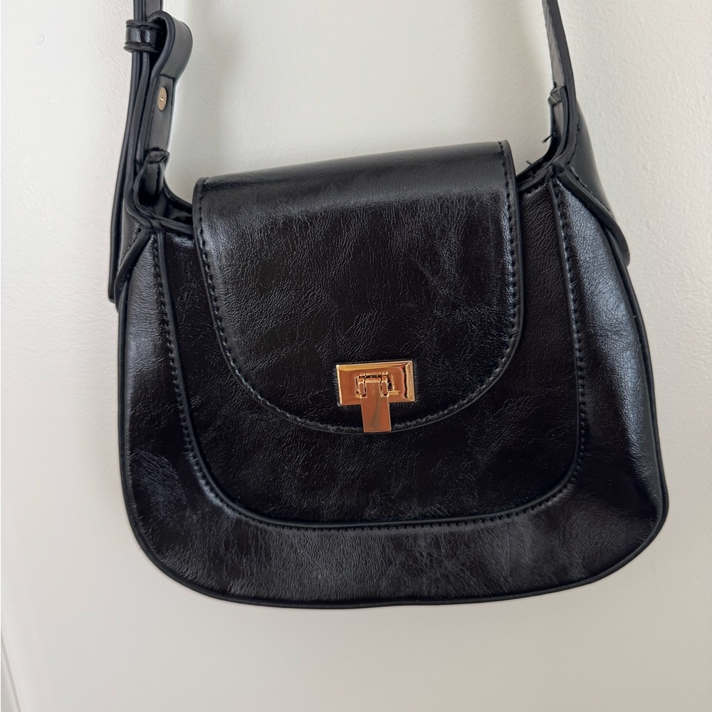 Elegant Black Leather Shoulder Bag